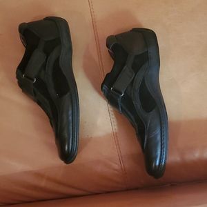 DONALD PLINER ALL TERRAIN     SNEAKER SHOES. 7.5 SIZE.